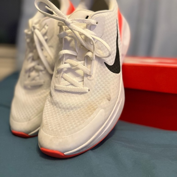 Woman’s 10 Nike wear all day - Picture 4 of 5